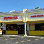 Robber escapes with cash from liquor store stick-up Robber escapes with cash from liquor store stick-up